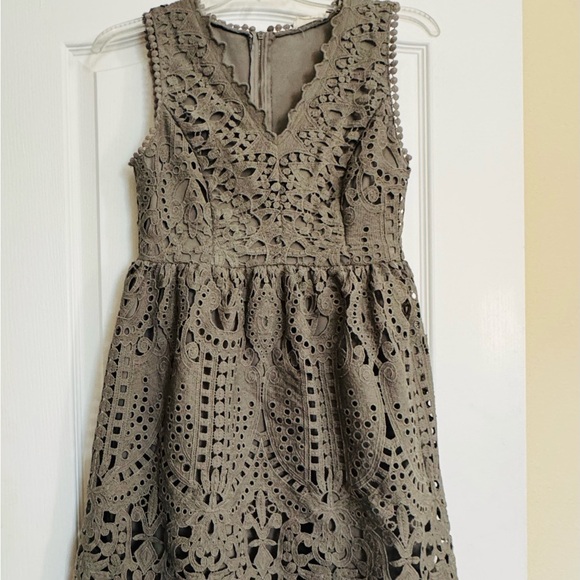 ALTAR’D STATE LACE DRESS. BEAUTIFUL GREEN OLIVE LINED DRESS. LIKE NEW! - Picture 10 of 15